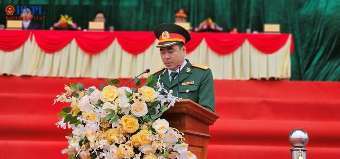 Thượng tá Tô Hoài Nam, Thành đội trưởng TP Sông Công đọc quyết định của Chủ tịch UBND tỉnh Thái Nguyên giao nhận quân nhân. ( Ảnh: Trọng Tài)