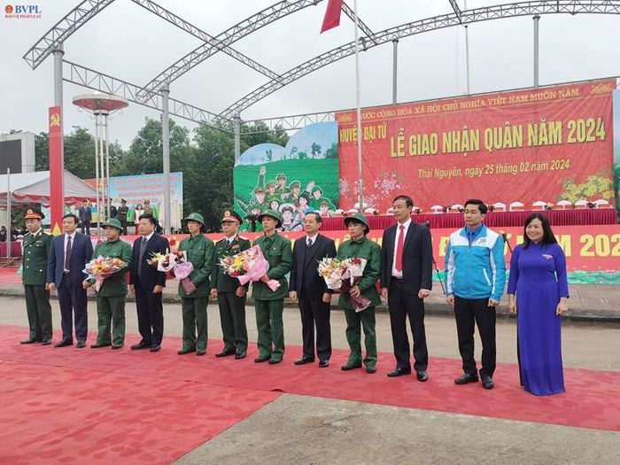 Lễ giao nhận quân được huyện Đại Từ tổ chức trang trọng. (Ảnh: Trọng Tài)