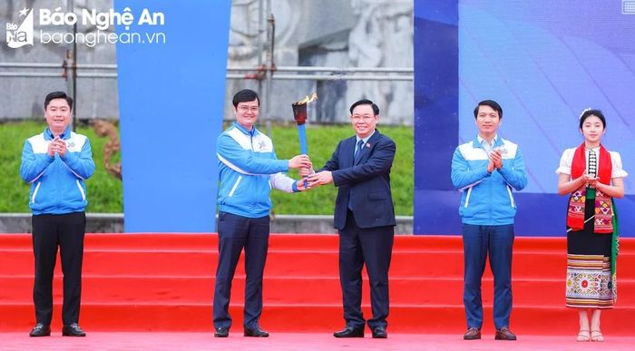  Chủ tịch Quốc hội Vương Đình Huệ trao ngọn đuốc được 55 thanh niên ưu tú của tỉnh Nghệ An rước từ Khu Di tích quốc gia đặc biệt Kim Liên, Nam Đàn - quê hương của Bác Hồ về Truông Bồn - biểu tượng lịch sử của Thanh niên xung phong Việt Nam đến đồng chí Bùi Quang Huy - Bí thư thứ nhất Ban Chấp hành Trung ương Đoàn TNCS Hồ Chí Minh để thắp lên ngọn lửa tình nguyện, chính thức khởi động Tháng Thanh niên năm 2024. Ảnh: Thành Duy 