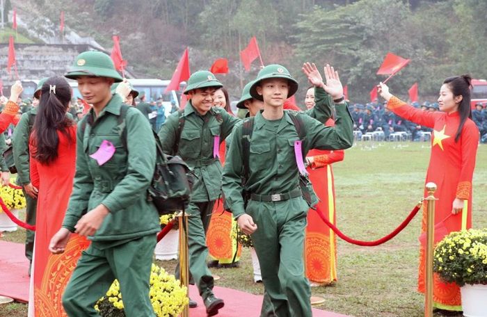  Các tân binh Hải Phòng hăng hái lên đường nhập ngũ. (Ảnh: Hoàng Ngọc/TTXVN) 