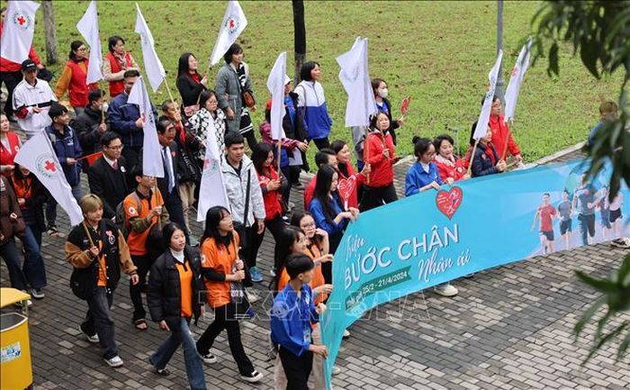 Đại biểu cán bộ, hội viên, tình nguyện viên CTĐ cùng sinh viên đi bộ hưởng ứng ngay sau phát động Chiến dịch "Triệu Bước chân nhân ái". Ảnh: Thanh Tùng/TTXVN