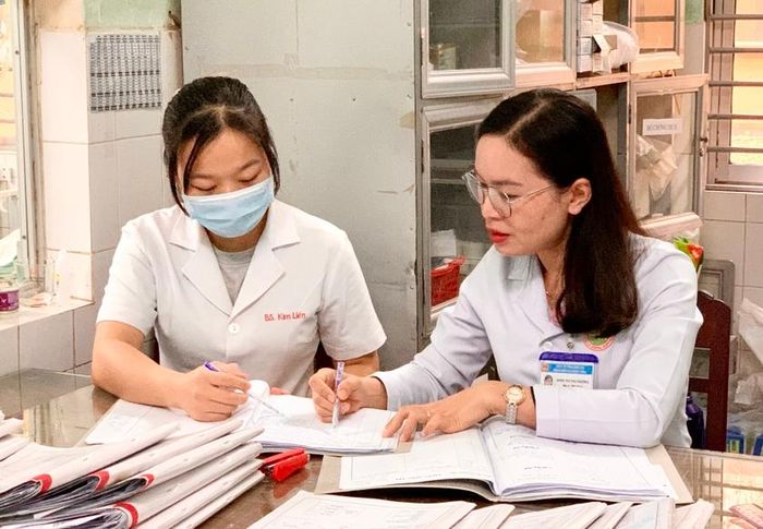 Bác sĩ Đinh Thị Thu Hường (bìa phải) trao đổi chuyên môn với đồng nghiệp. Ảnh: N.N