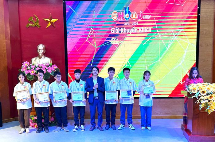 Trao giải Khuyến khích cho học sinh đạt giải cuộc thi lập trình CHVOJ Cup cho học sinh THCS tỉnh