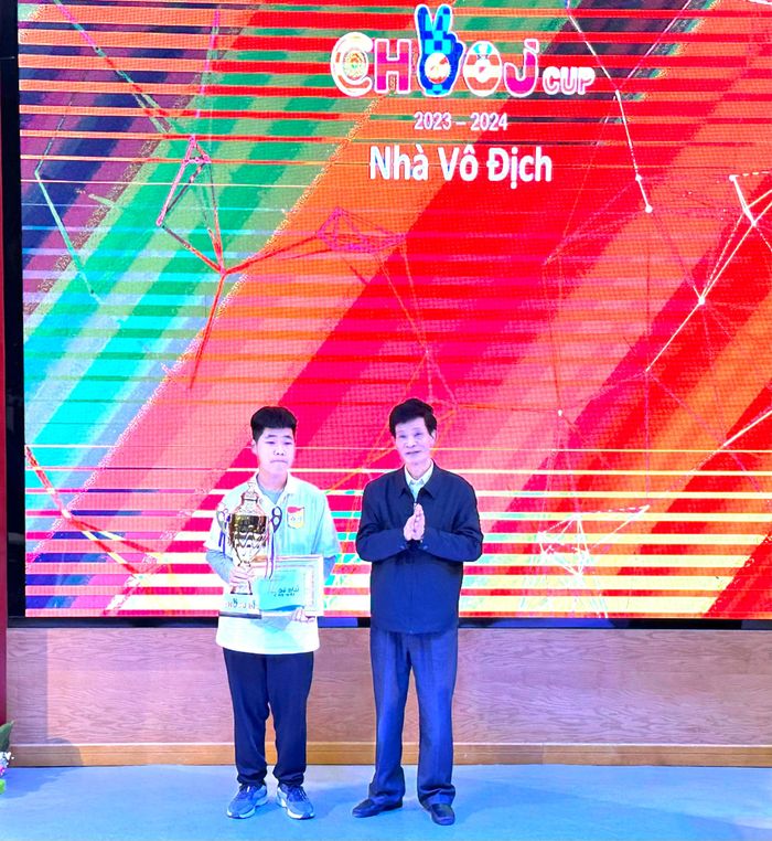 Lãnh đạo Sở Giáo dục và Đào tạo trao thưởng cho học sinh đạt giải Nhất cuộc thi lập trình CHVOJ Cup cho học sinh THCS tỉnh