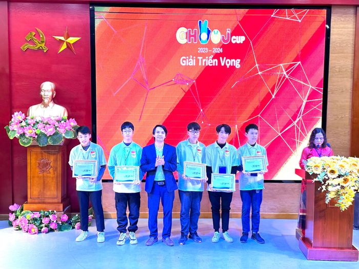 Trường THPT Chuyên Hùng Vương trao giải Triển vọng cho học sinh đạt giải cuộc thi lập trình CHVOJ Cup cho học sinh THCS tỉnh
