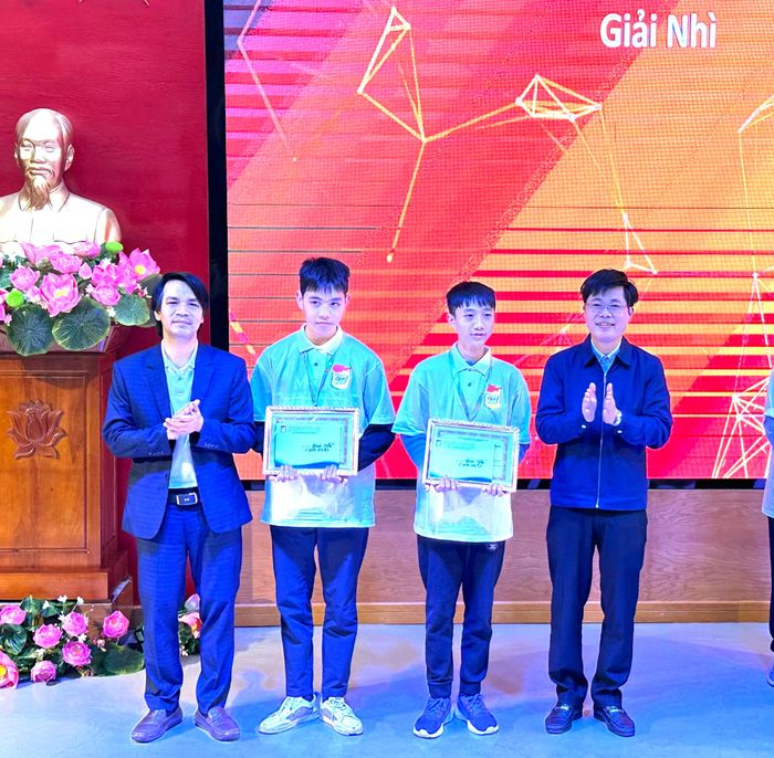 Trao giải cho học sinh đạt giải Nhì cuộc thi lập trình CHVOJ Cup cho học sinh THCS tỉnh