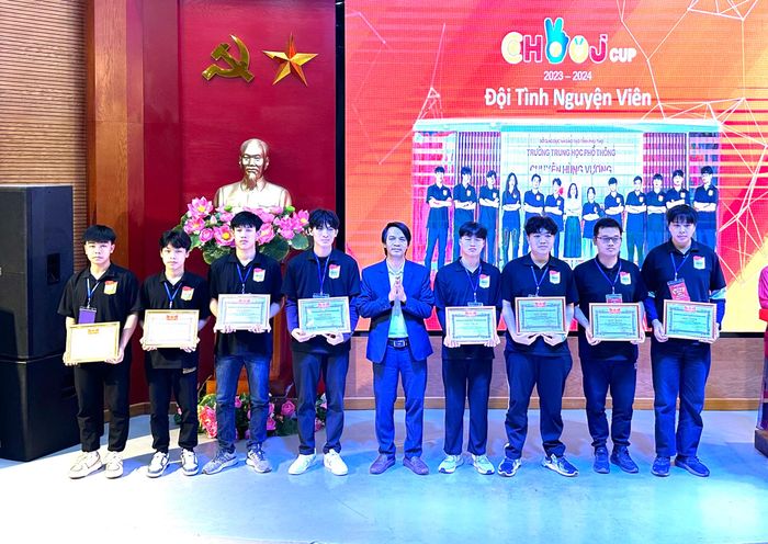 Lãnh đạo Trường THPT Chuyên Hùng Vương trao trao giấy khen cho các tình nguyện viên.