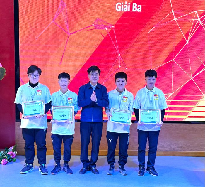 Trao giải cho học sinh đạt giải Ba cuộc thi lập trình CHVOJ Cup cho học sinh THCS tỉnh