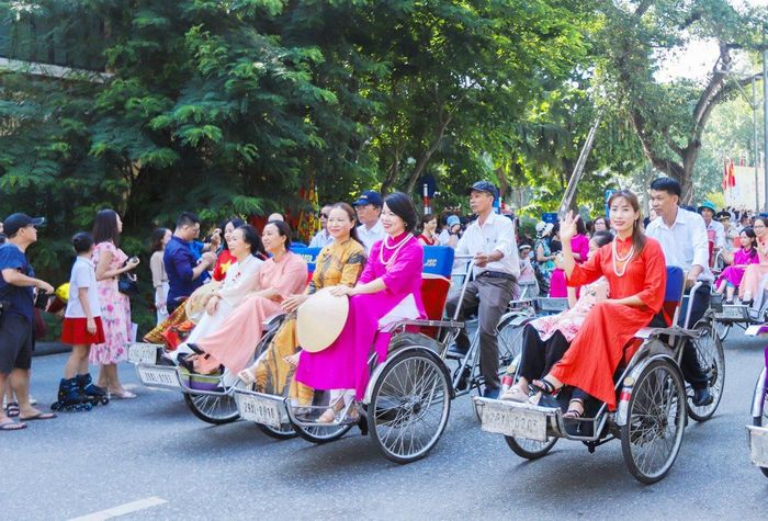 Hà Nội luôn xác định, xây dựng người Hà Nội thanh lịch, văn minh là một nội dung trọng tâm trong chiến lược phát triển văn hóa, coi đây là động lực, nguồn lực quan trọng phát triển Thủ đô. Ảnh: Quang Thái