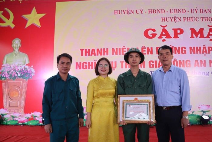 Lãnh đạo Đảng ủy, UBND, Ban Chỉ huy quân sự xã Võng Xuyên, huyện Phúc Thọ động viên tân binh Lê Văn Hiếu trước ngày lên đường nhập ngũ,