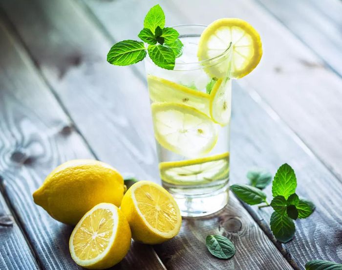 Uống nước chanh có thể giúp loại bỏ độc tố khỏi cơ thể, giúp làn da sáng hơn...