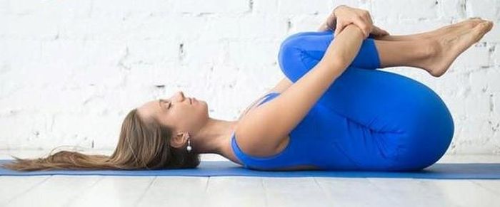 Bài tập cái kén giúp giãn cơ vùng thắt lưng.