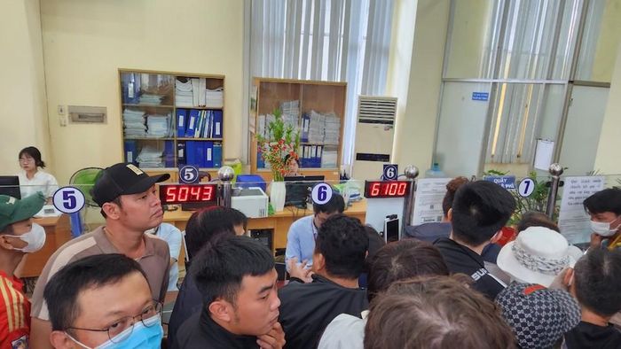 Hầu hết người dân cho rằng, nguyên nhân của tình trạng quá tải xuất phát một phần từ cách tổ chức, sắp xếp công việc, chỉ có 1 quầy để thu lệ phí trong khi có tới 4 quầy tiếp nhận hồ sơ. Ảnh: Hoàng Anh