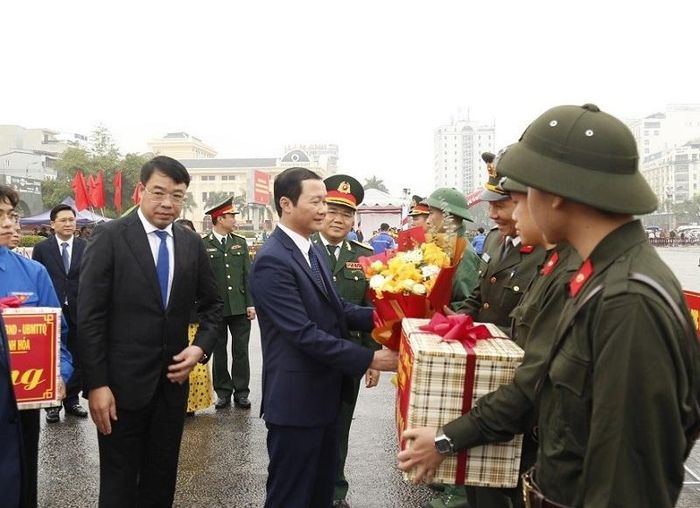 Chủ tịch UBND tỉnh Thanh Hóa Đỗ Minh Tuấn tặng hoa chúc mừng các tân binh