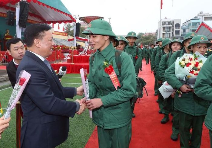 Bí thư Thành ủy Hà Nội Đinh Tiến Dũng chúc mừng các thanh niên huyện Ba Vì lên đường nhập ngũ. Ảnh: Trọng Đức – TTXVN