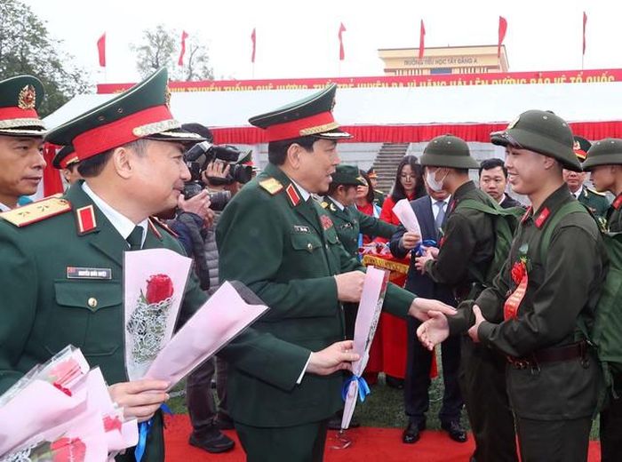 Đại tướng Lương Cường, Ủy viên Bộ Chính trị, Chủ nhiệm Tổng cục Chính trị QĐND Việt Nam chúc mừng các thanh niên huyện Ba Vì lên đường nhập ngũ. Ảnh: Trọng Đức - TTXVN