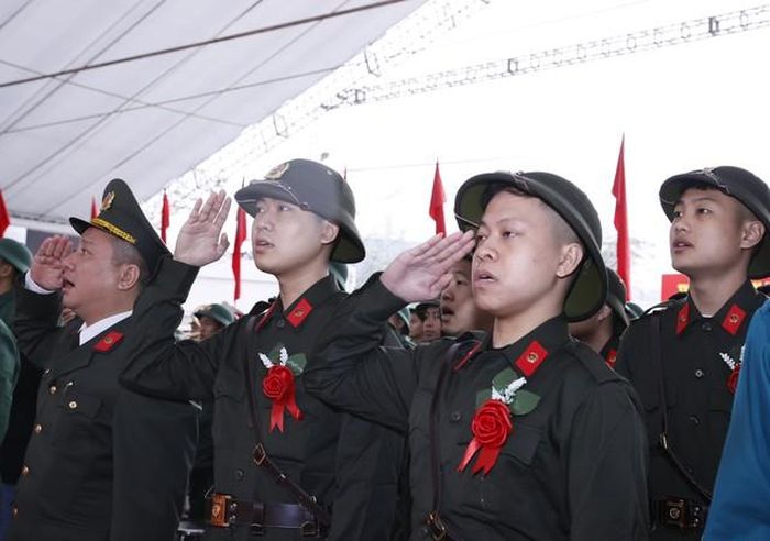 Thanh niên quận Hoàng Mai lên đường nhập ngũ. Ảnh: Văn Điệp - TTXVN