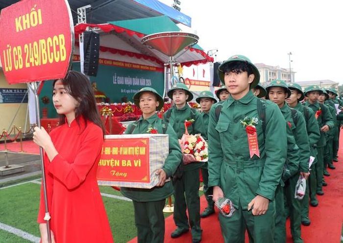Thanh niên huyện Ba Vì lên đường nhập ngũ. Ảnh: Trọng Đức – TTXVN