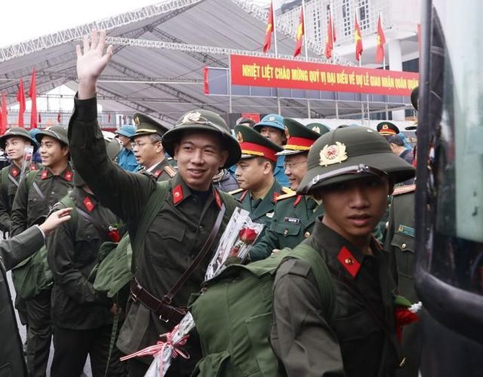 Quận Hoàng Mai có 116 thanh niên lên đường nhập ngũ. Ảnh: Văn Điệp - TTXVN