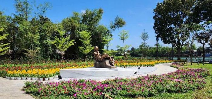 Tượng ở Công viên Trịnh Công Sơn