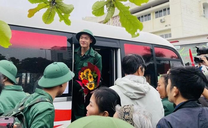 Các thanh niên phấn khởi lên đường làm nghĩa vụ quân sự.