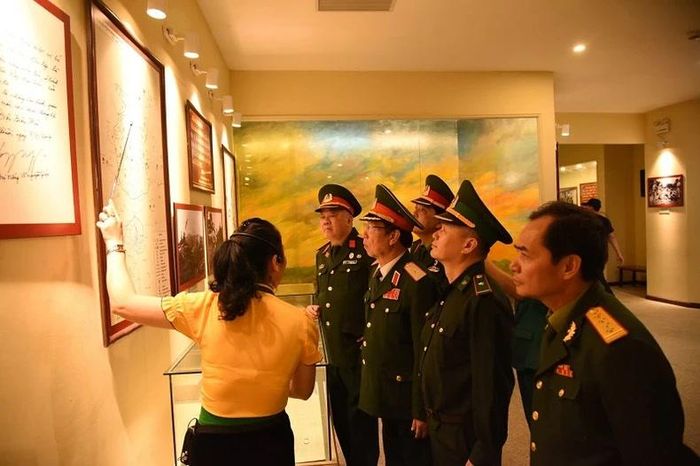 Cựu chiến binh Hải Phòng thăm bảo tàng chiến thắng Điện Biên Phủ.