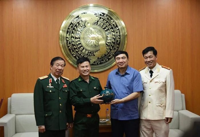 Các đồng chí lãnh đạo Hội Cựu chiến binh Hải Phòng tặng quà lưu niệm đồng chí Trần Quốc Cường, Bí thư Tỉnh ủy Điện Biên.