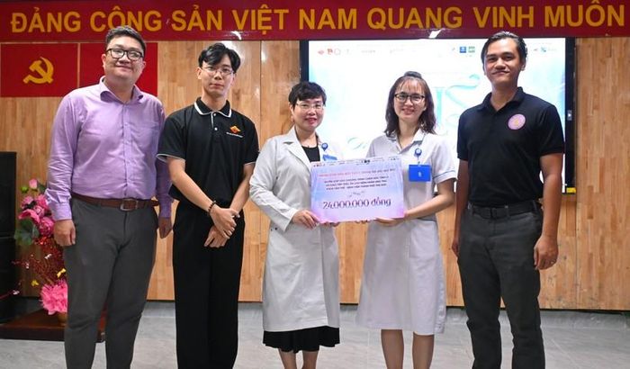 Ban tổ chức buổi biểu diễn ballet đương đại gây quỹ - IRIS trao tổng số tiền gây quỹ cho Khoa Tâm thể, Bệnh viện TP Thủ Đức. Ảnh: BTC cung cấp