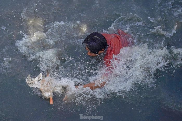 Chị Lê Tuyết Nhân Tâm (ngụ tỉnh Bình Dương) chia sẻ: "Hôm qua, tôi và gia đình đã cúng ở chùa Bà rồi. Hôm nay, tranh thủ xuống Tầm Vu tham gia lễ hội Làm Chay. Nhà tôi đi từ sáng nhưng đến nơi đúng vào lúc đi diễu hành Chiêu U nên giờ mới chen vô đây được. Nghe nhiều người nói cuộc thi này vui lắm. Công nhận mấy người bắt vịt hay thật. Tôi cứ nghĩ là bắt tay không khó lắm nhưng con nào thả xuống là bị mất con đó ngay".