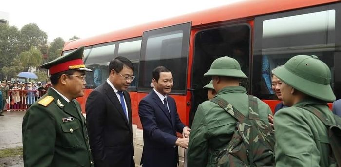 Chủ tịch UBND tỉnh Đỗ Minh Tuấn cùng các đại biểu động viên các tân binh tại TP. Thanh Hóa lên đường nhập ngũ.