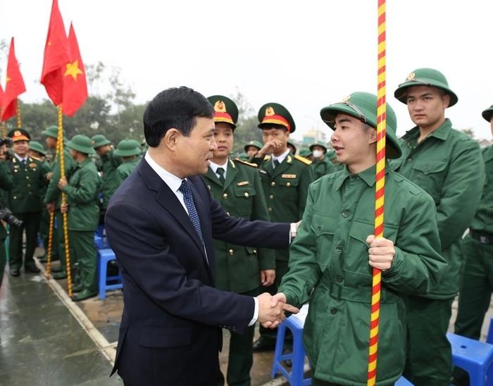 Ông Lại Thế Nguyên - Phó Bí thư Thường trực Tỉnh ủy Thanh Hóa, động viên tân binh lên đường nhập ngũ tại huyện Hoằng Hóa, sáng 26/2.