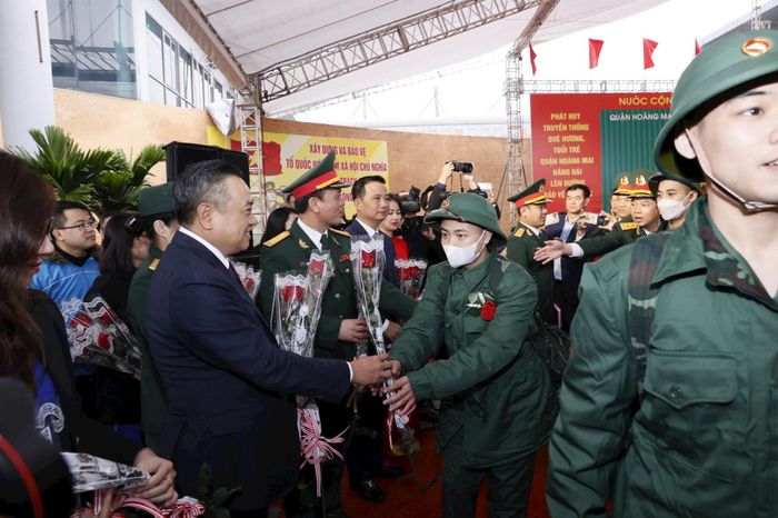 Chủ tịch UBND TP Hà Nội Trần Sỹ Thanh tặng hoa động viên, tiễn tân binh lên đường nhập ngũ tại quận Hoàng Mai