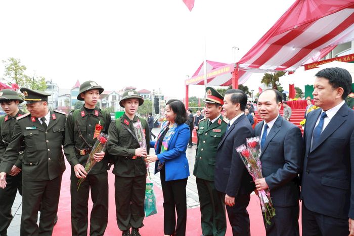 Bà Nguyễn Thị Tuyến - Phó Bí thư Thường trực Thành ủy, tặng hoa chúc mừng các tân binh tại huyện Đông Anh