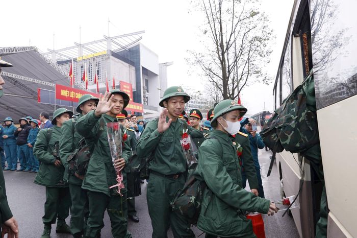 Các tân binh hăng hái lên đường nhập ngũ