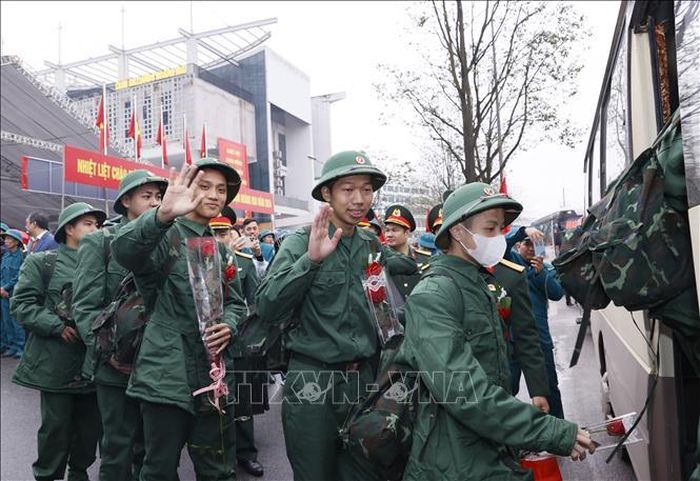 116 thanh niên quận Hoàng Mai lên đường nhập ngũ. Ảnh: Văn Điệp/TTXVN
