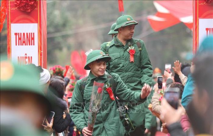 Thanh niên quận Hai Bà Trưng phấn khởi lên đường nhập ngũ. Ảnh: Thanh Tùng/TTXVN