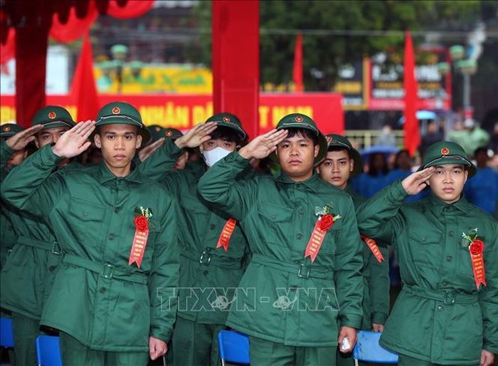 Các thanh niên huyện Ba Vì trong ngày lên đường nhập ngũ. Ảnh: Trọng Đức/TTXVN