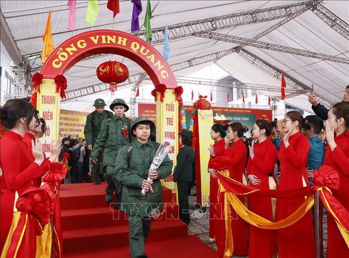 116 thanh niên quận Hoàng Mai lên đường nhập ngũ. Ảnh: Văn Điệp/TTXVN