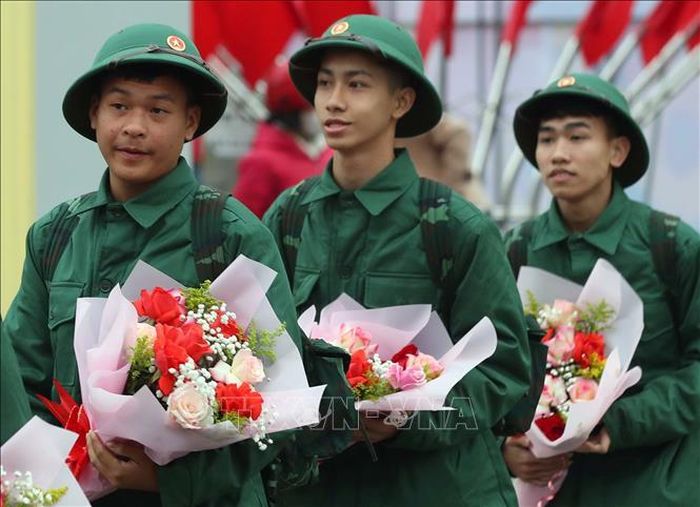 Các thanh niên huyện Ba Vì lên đường nhập ngũ. Ảnh: Trọng Đức/TTXVN