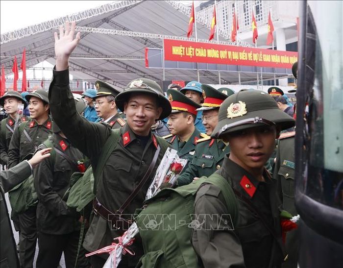 Quận Hoàng Mai có 116 thanh niên lên đường nhập ngũ. Ảnh: Văn Điệp/TTXVN