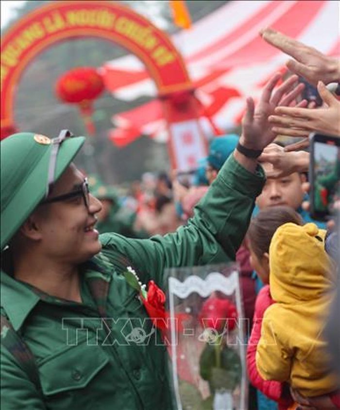 Thanh niên quận Hai Bà Trưng phấn khởi lên đường nhập ngũ. Ảnh: Thanh Tùng/TTXVN