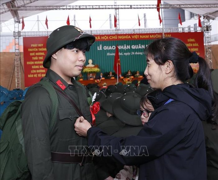 Người thân động viên thanh niên quận Hoàng Mai lên đường nhập ngũ. Ảnh: Văn Điệp/TTXVN