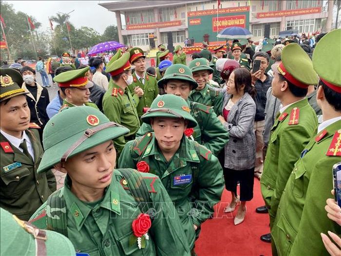 Các tân binh tại Hà Tĩnh lên đường nhập ngũ. Ảnh: Hữu Quyết/TTXVN