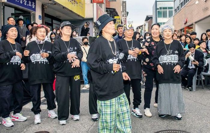 Các thành viên trong nhóm nhạc rap Suni and the Seven Princesses. Ảnh: O.C