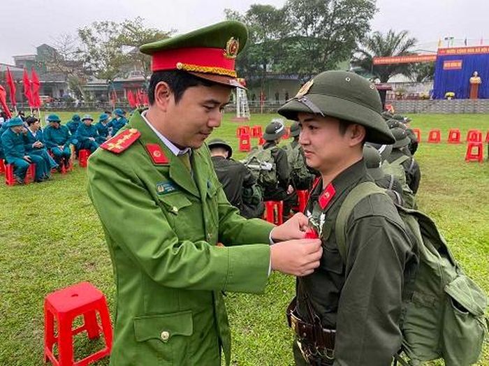 Trong không khí trang nghiêm của buổi lễ giao nhận quân, các tân binh không giấu được niềm vui, tự hào khi khoác lên mình bộ quân phục và bày tỏ quyết tâm hoàn thành xuất sắc mọi nhiệm vụ được giao.