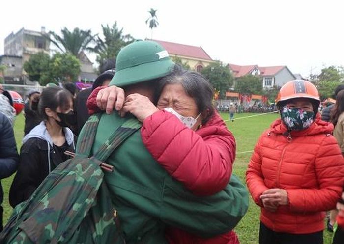 Giờ phút bịn rịn người mẹ tiễn con đi.