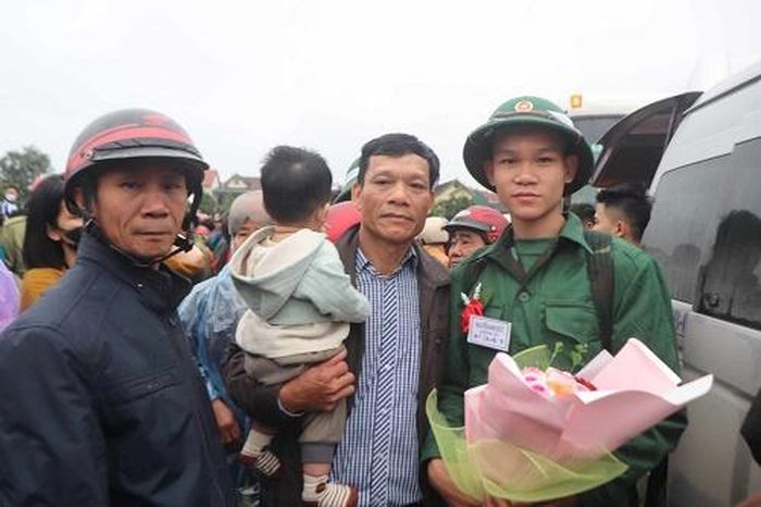 Gia đình đến tiễn các tân binh trước giờ lên đường.