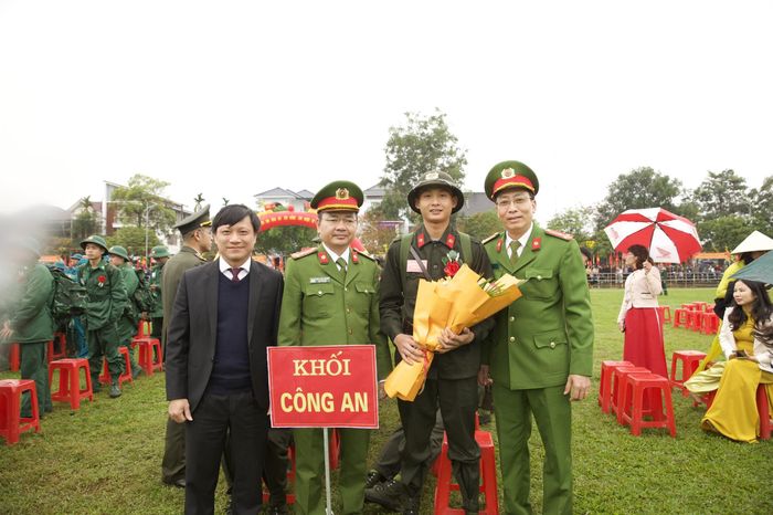  Lãnh đạo UBND và Công an huyện Hương Sơn tặng hoa, chụp ảnh lưu niệm với các tân bình trước giờ nhập ngũ.