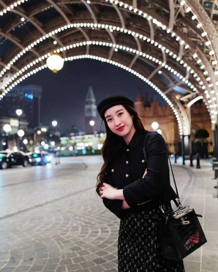 Hoa hậu Đỗ Mỹ Linh trốn con đi chơi.