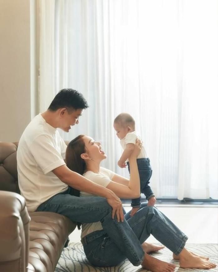Ông xã chuẩn bị tâm lý bằng cách không xem phim dù phim này tôi làm nhà sản xuất và tham gia diễn xuất nhưng anh ấy nhất quyết không xem. Ngay cả ngày công chiếu cũng không đi vì anh nói rằng nếu mình biết không chịu đựng được thì mình không nên xem. Vì anh ấy sợ xem xong sẽ nghĩ linh tinh, gây ảnh hưởng hạnh phúc gia đình".